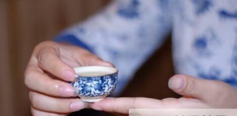 女士喝茶的手勢，女人正確喝茶手勢姿勢圖