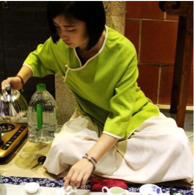 女士喝茶的手勢，女人正確喝茶手勢姿勢圖