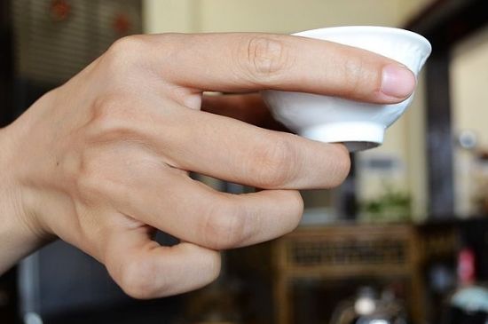 女士喝茶的手勢，女人正確喝茶手勢姿勢圖