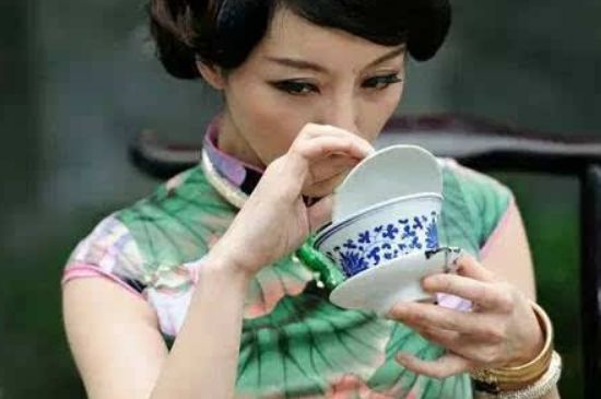 女士喝茶優(yōu)雅姿勢，女士正確喝茶姿勢禮儀