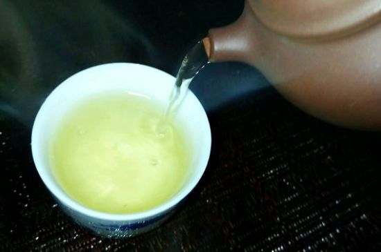 一天什么時(shí)候喝黑茶最好，喝黑茶一天最佳時(shí)間和季節(jié)