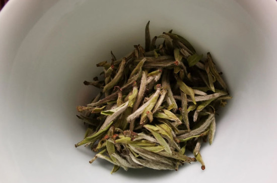 新舊白茶怎么區(qū)分，怎么分辨白茶是新還是舊