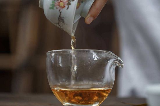 福鼎白茶要喝老的嗎，為什么喝白茶要喝老茶存新茶？